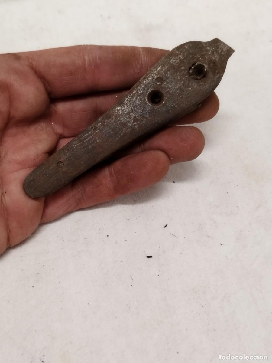 Militaria: Antigua llave de arma avancarga, militar o caza.