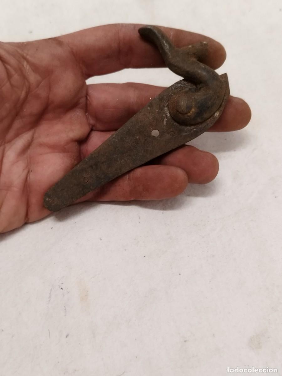 Militaria: Antigua llave de arma avancarga, militar o caza.