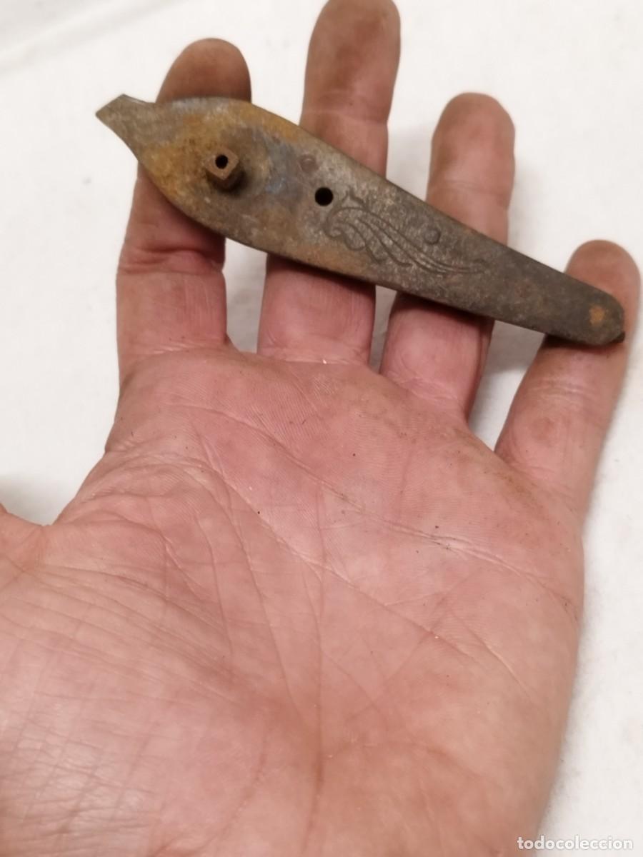 Militaria: Antigua llave de arma avancarga, militar o caza.