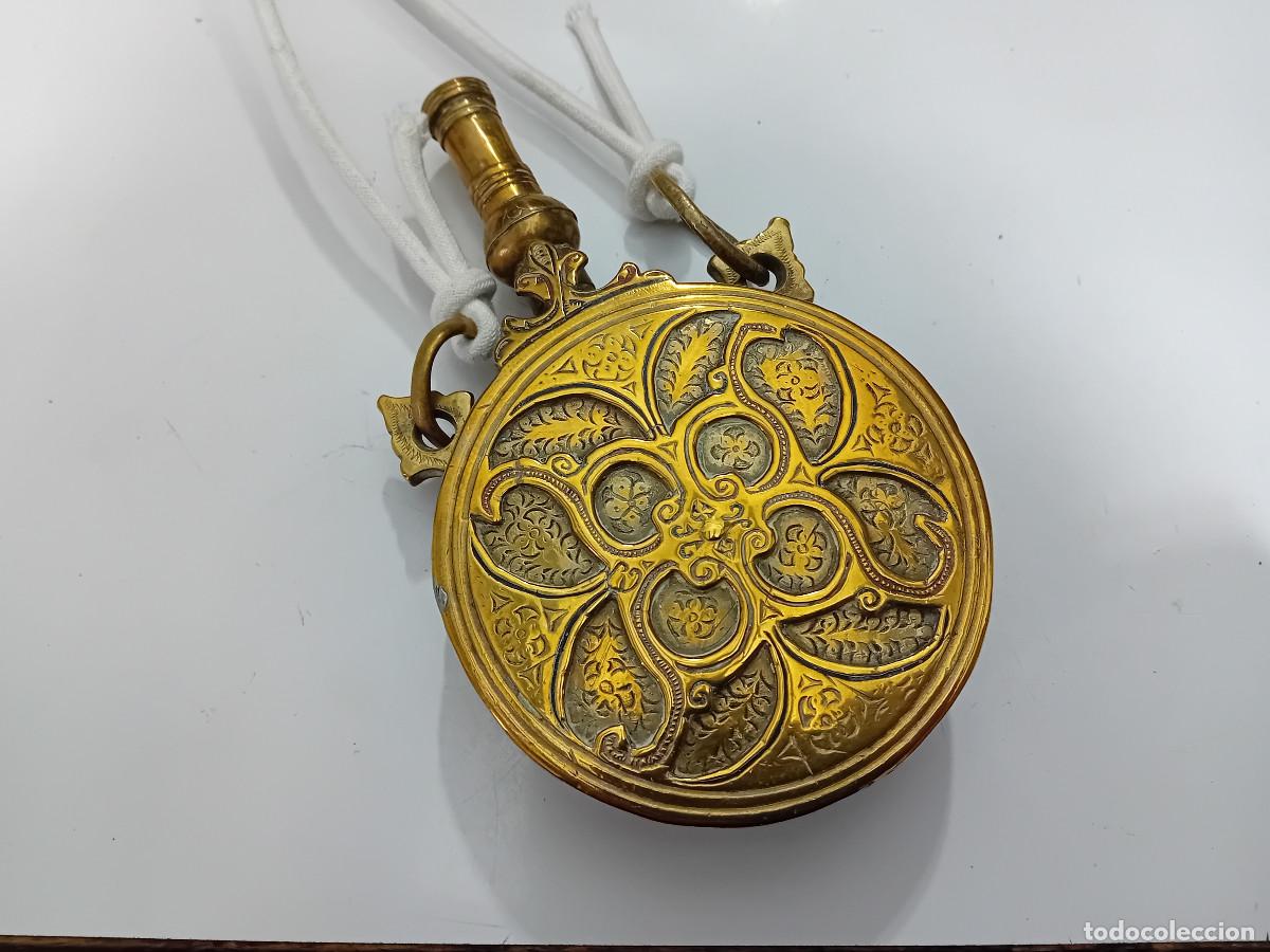 Militaria: antigua petaca de p&oacute;lvora de estilo otomano.