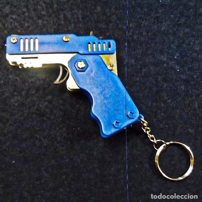 Militaria: PISTOLA DE METAL Y CAUCHO AZUL LANZA GOMAS - MATA MOSCAS. CON GOMAS. MED. 7 X 8 CMS