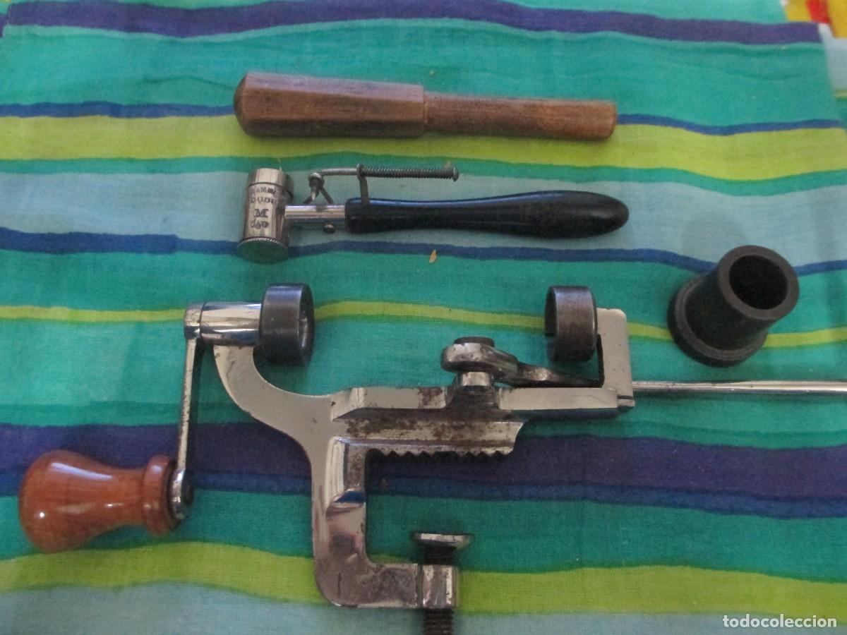 Militaria: Antigua maquina de cargar cartuchos
