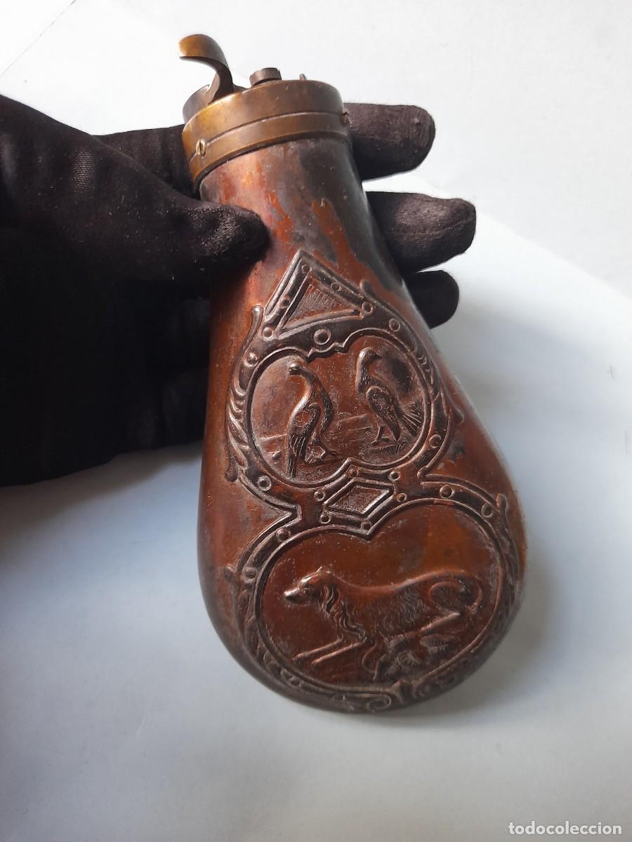 Militaria: Polvorera antigua de metal con motivos de animales labrados