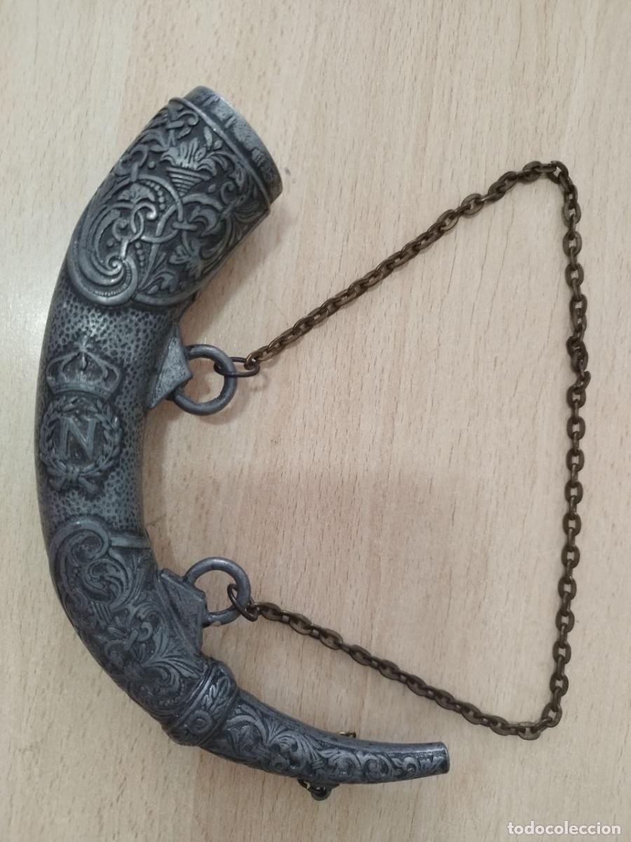 Militaria: Cuerno polvorera antiguo raro de peltre/p&oacute;lvora negra con cadena, muy pesado La &rdquo;N&rdquo; coronada y rode