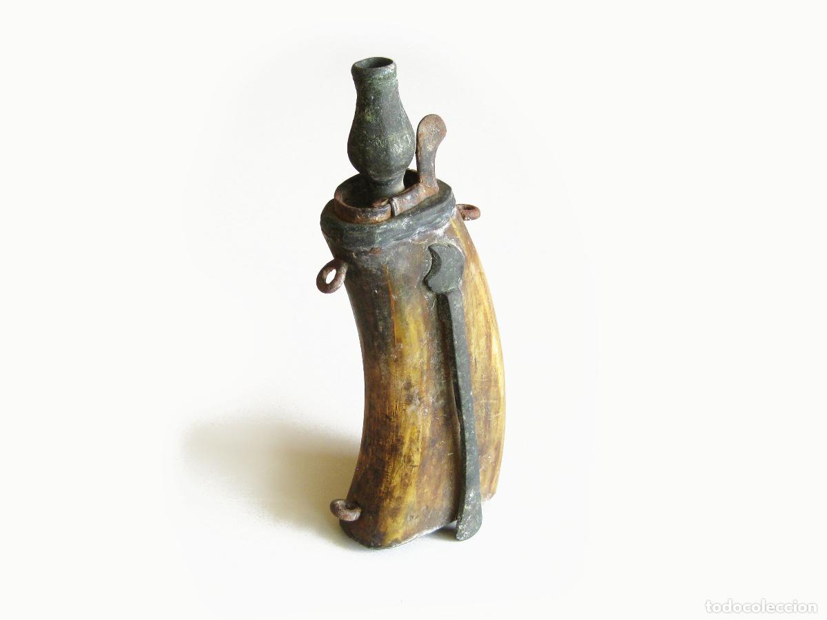 Militaria: ANTIGUA POLVORERA DE ASTA Y BRONCE PARA ESCOPETA DE AVANCARGA. SIGLO XVIII O XIX