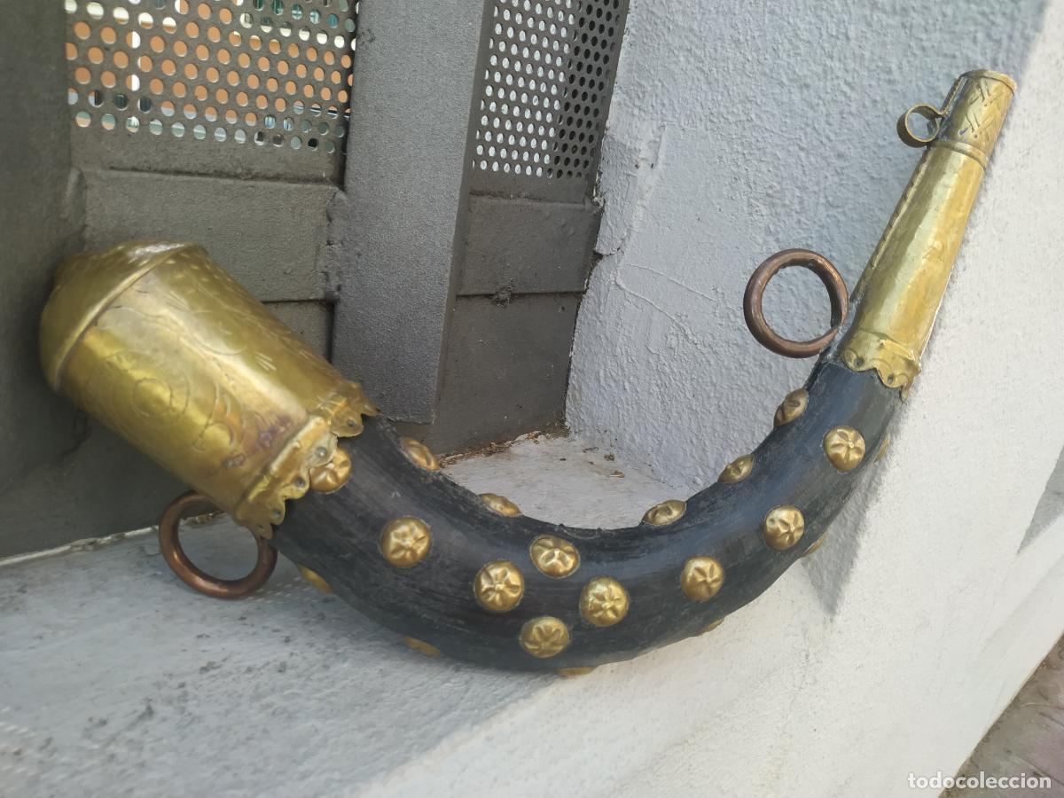 Militaria: Polvorera de asta de cuerno remates lat&oacute;n repujado y con tachuelas