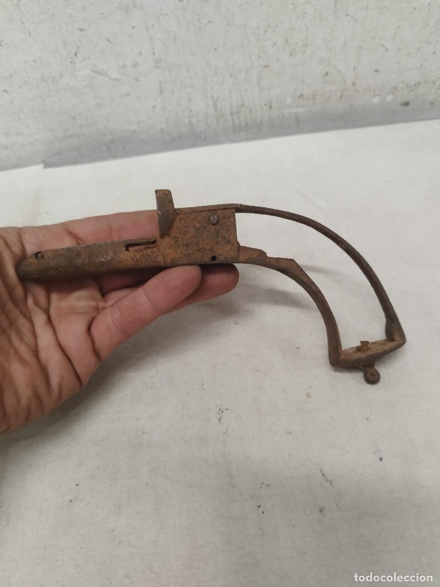 Militaria: Antiguo resto de pistola o fusil a identificar del siglo XIX.