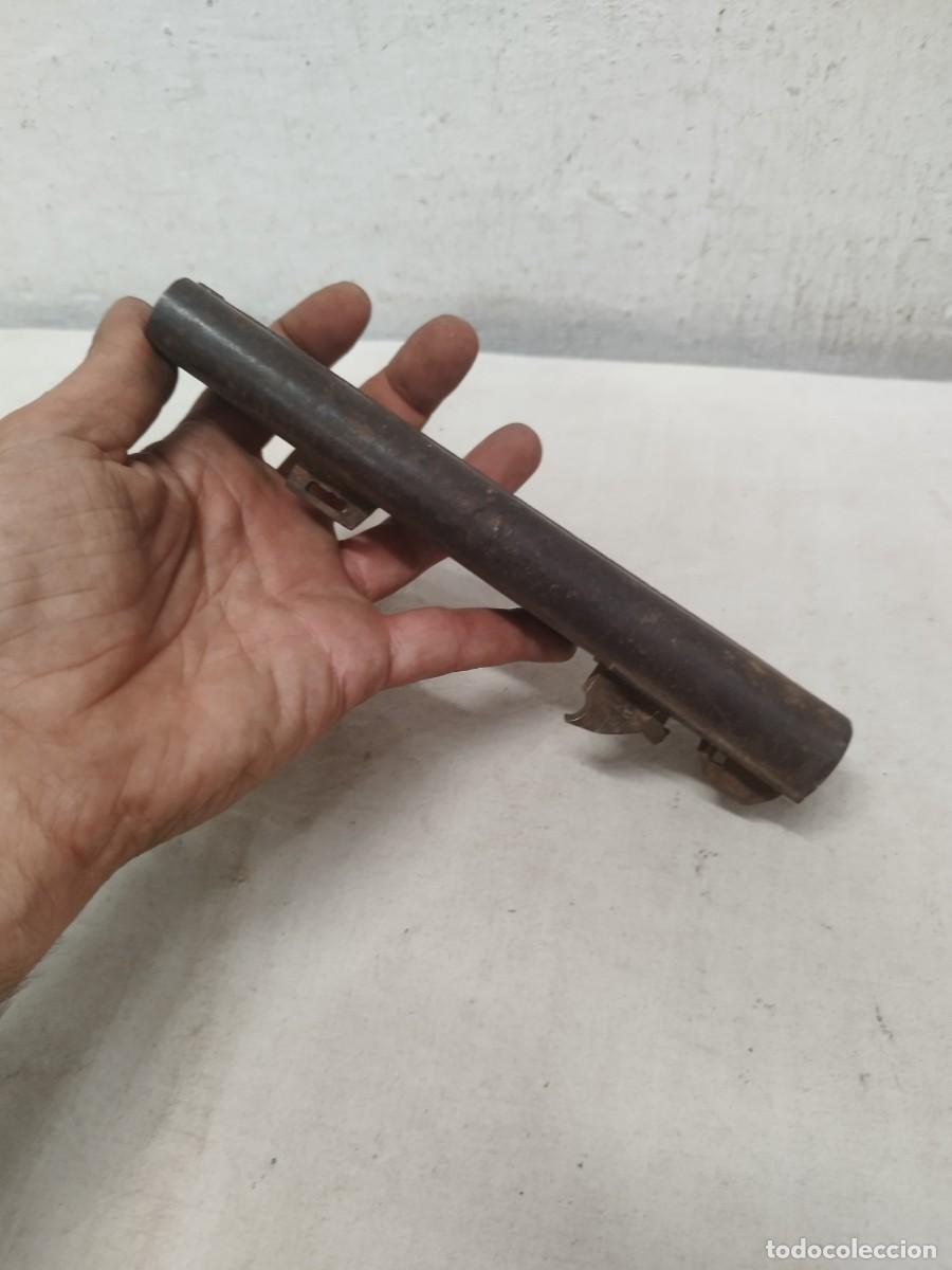Militaria: Antiguo ca&ntilde;on seguramente de escopeta de arma a identificar. De siglo XIX. Con nombre grabado.