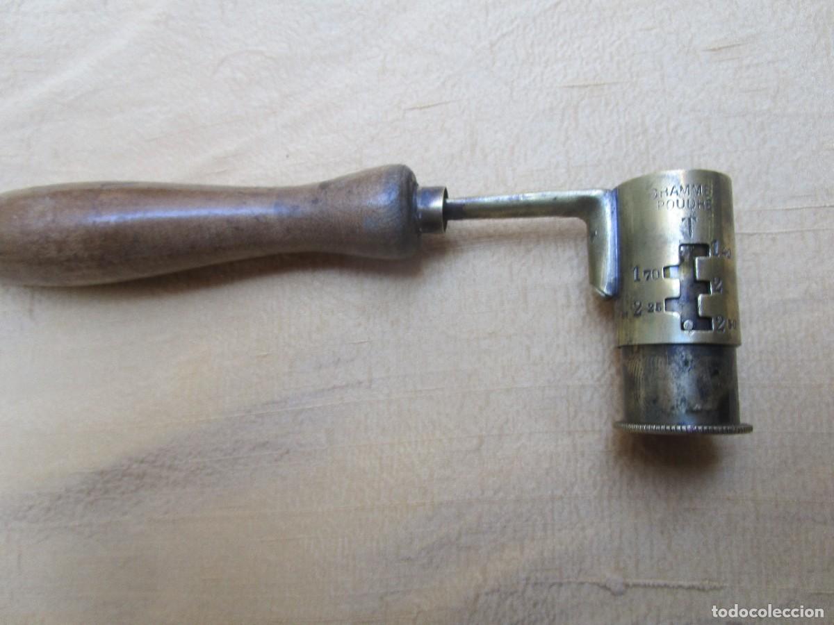 Militaria: CAZA - ANTIGUO CARGADOR DOSIFICADOR DE POLVORA Y PLOMO - REGULABLE - METAL Y MADERA, APROX 1920.