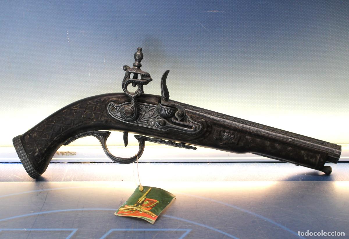 Militaria: 4. R&eacute;plica de antigua pistola Paris 1781, chispa, avancarga, snaphance.