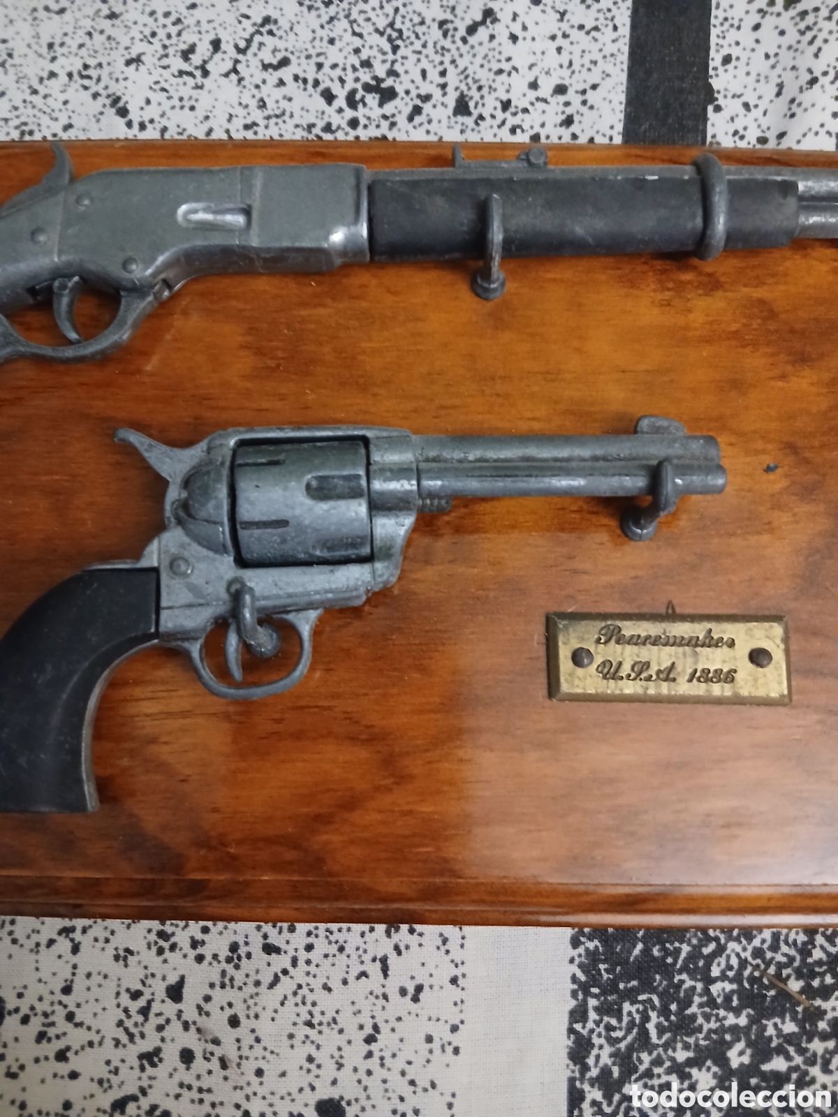 Militaria: Replicas en miniaturas de rifle y revolver. A&ntilde;is 60 - 80. Sobre tabla madera 39 x 15.