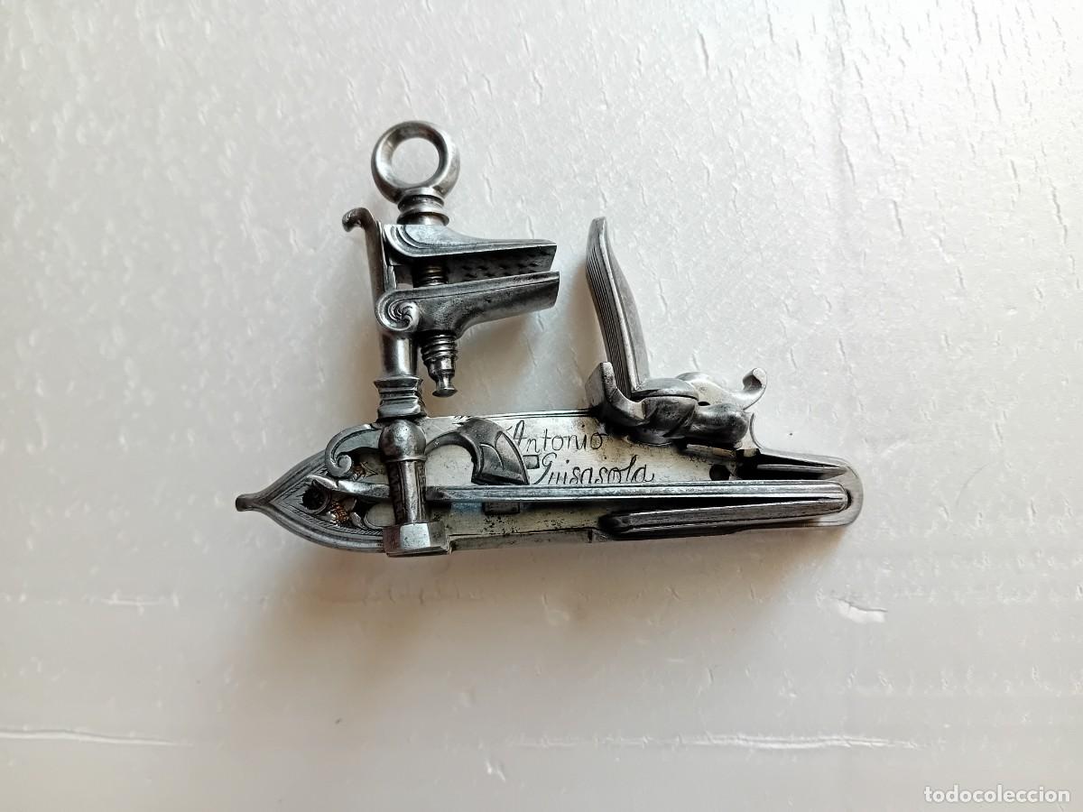 Militaria: llave de chispa, miquelete o pedernal, firmada por Antonio Guisasola, siglo XVIII-
