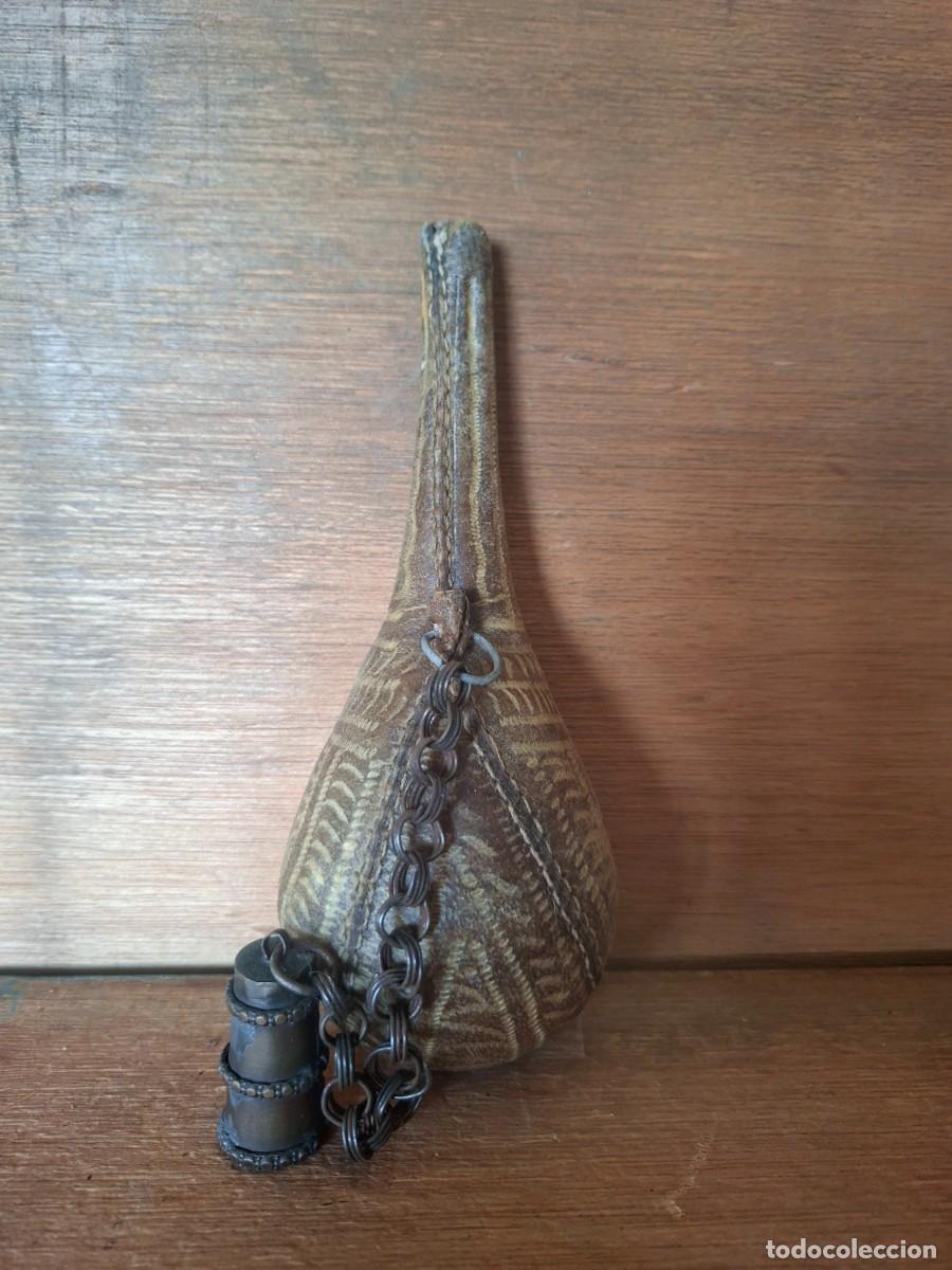 Militaria: Frasco de P&oacute;lvora de Cuero Crudo de Camello con Tap&oacute;n Dosificador y Cadena de Suspensi&oacute;n.