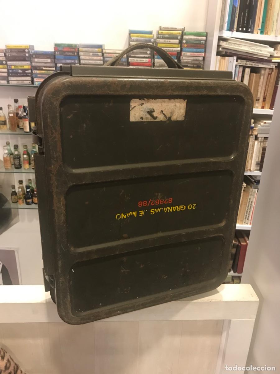 Militaria: MALETA MET&Aacute;LICA VAC&Iacute;A. 20 GRANADAS DE MANO R-41 DEFENSIVAS. LOT. 04. FABR. 88.