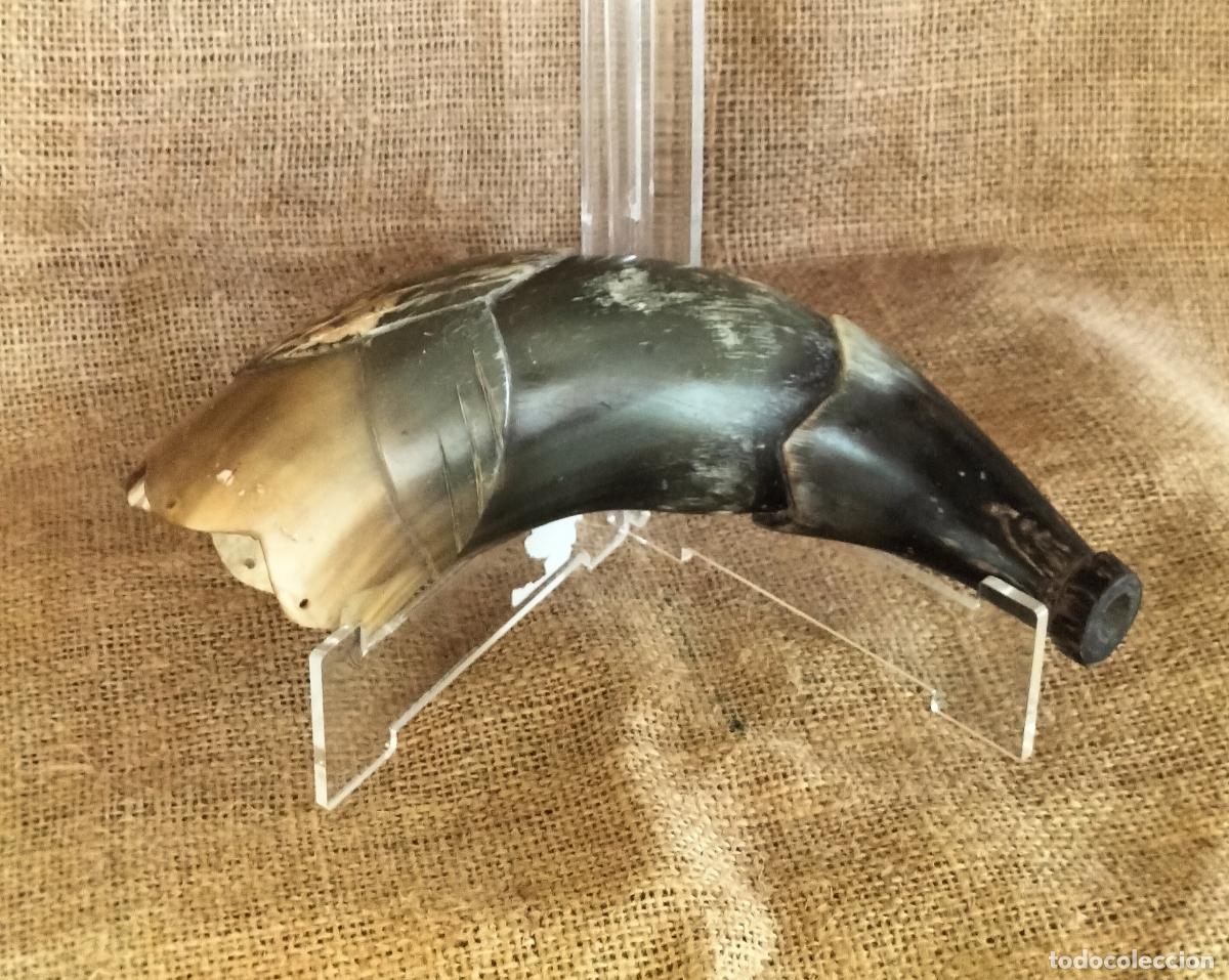 Militaria: DOSIFICADOR DE P&Oacute;LVORA DE CUERNO NATURAL TALLADO, PARA ARMAMENTO DE AVANCARGA.