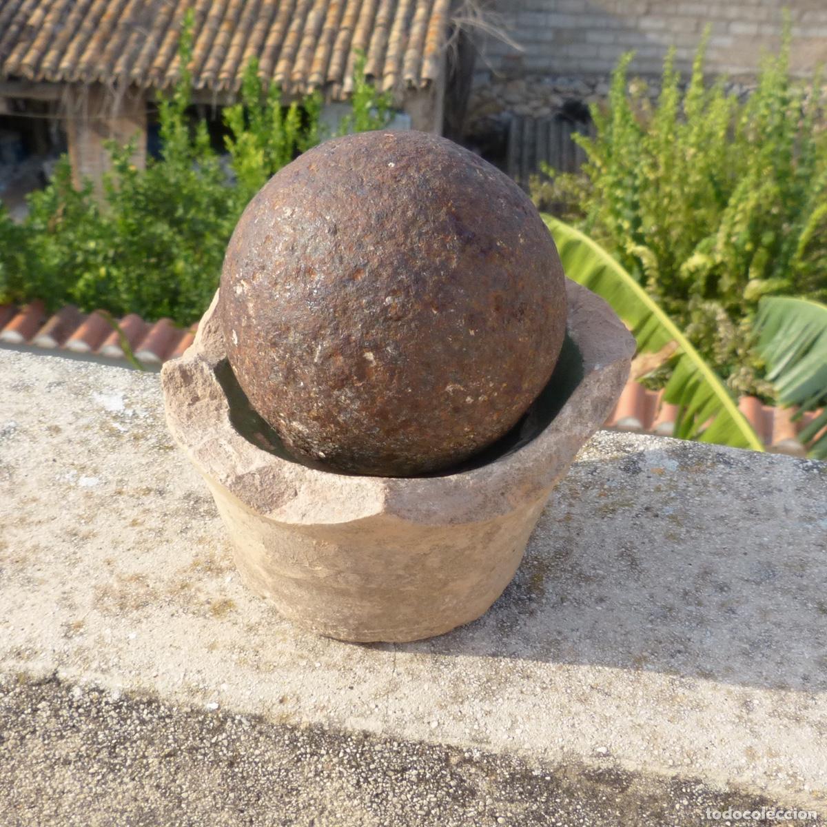 Militaria: Antigua bola de ca&ntilde;on de hierro macizo, 1906gr, 7,5cm, curiosa base de mortero roto, 450gr.