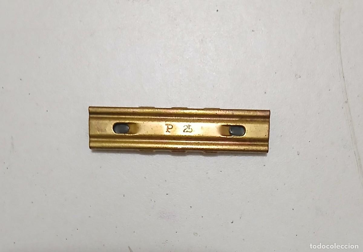 Militaria: Peine de 7,92 mm guerra civil marcaje P 25. De lat&oacute;n.