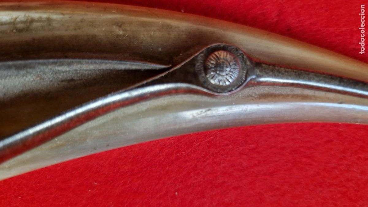 Military Antiques: Perdigonera de cuerna con trabajo de forja siglo XIX