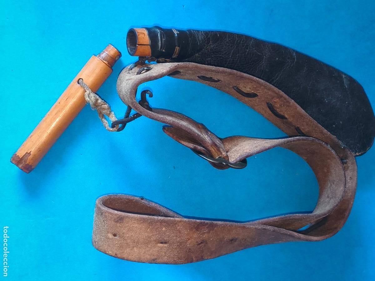 Militaria: Antigua polvera. Con peque&ntilde;o cintur&oacute;n.