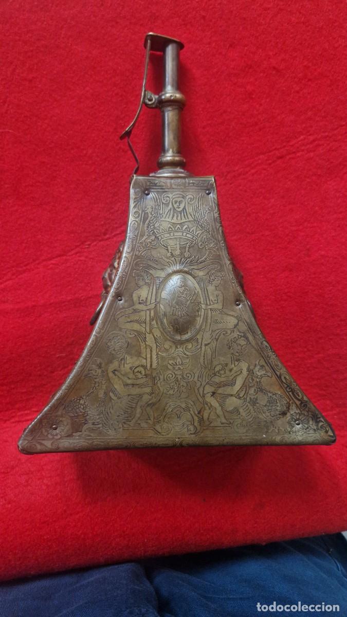 Militaria: Antigua polvorera con grabados