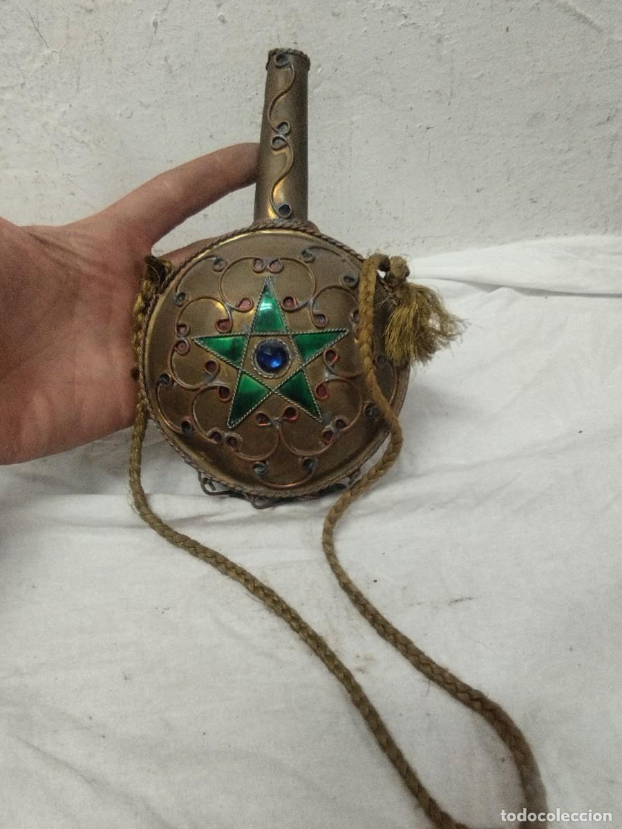 Militaria: Antigua Polvorera Marroqu&iacute; de Lat&oacute;n - Cantimplora Bereber con Estrella y Filigrana.