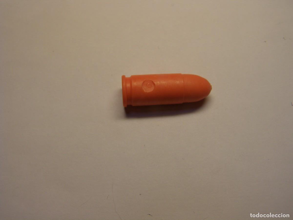 Militaria: Cartucho inerte, alivia percutores, 9 Parabellum.