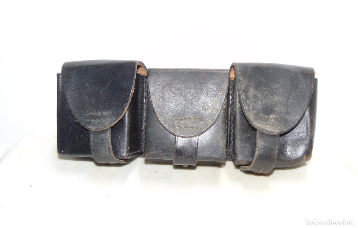 Militaria: CARTUCHERA TRIPLE DE CUERO NEGRO PARA CUERPOS COMO GUARDIA CIVIL, EN BUEN ESTADO