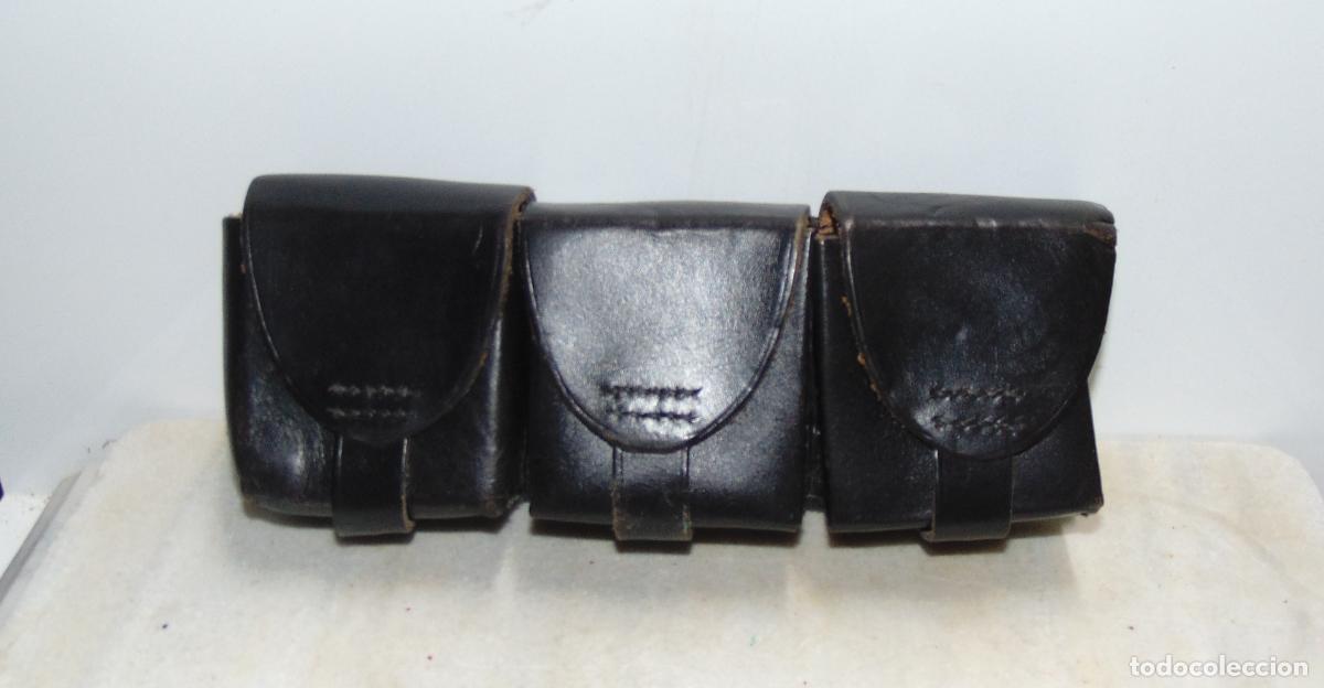 Militaria: CARTUCHERA TRIPLE DE CUERO NEGRO PARA CUERPOS COMO GUARDIA CIVIL, EN BUEN ESTADO
