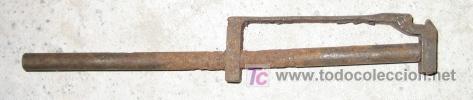 Militaria: Fleje abrazadera con resto de baqueta - Foto 1