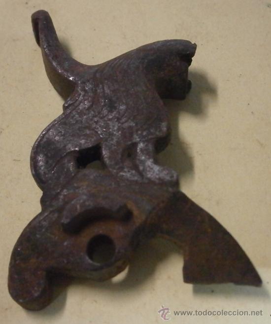 Militaria: Martillo de escopeta con forma de le&oacute;n - Foto 1