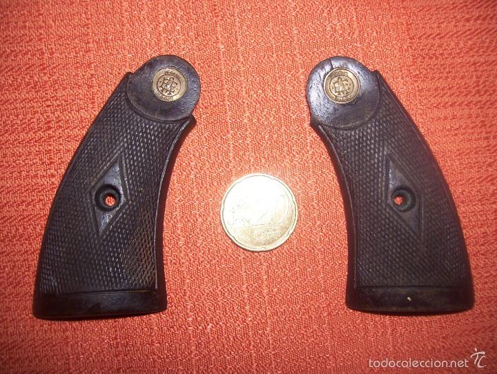 Militaria: Cachas revolver Eibarres marcaje EA - Foto 1