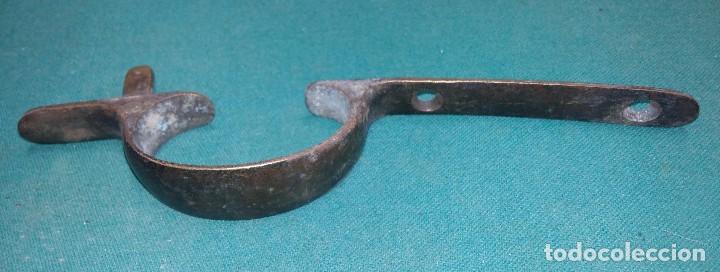 Militaria: Guardamonte de bronce de fusil militar - Foto 2