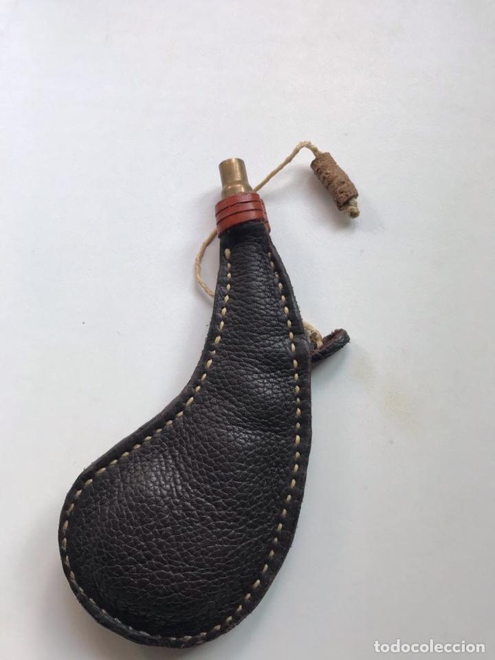 Militaria: BONITA POLVERA DE CUERO - Foto 3