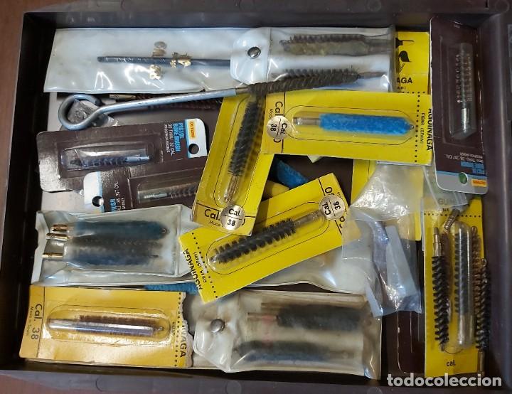 Militaria: Lote de componentes para limpieza de armas - Foto 1