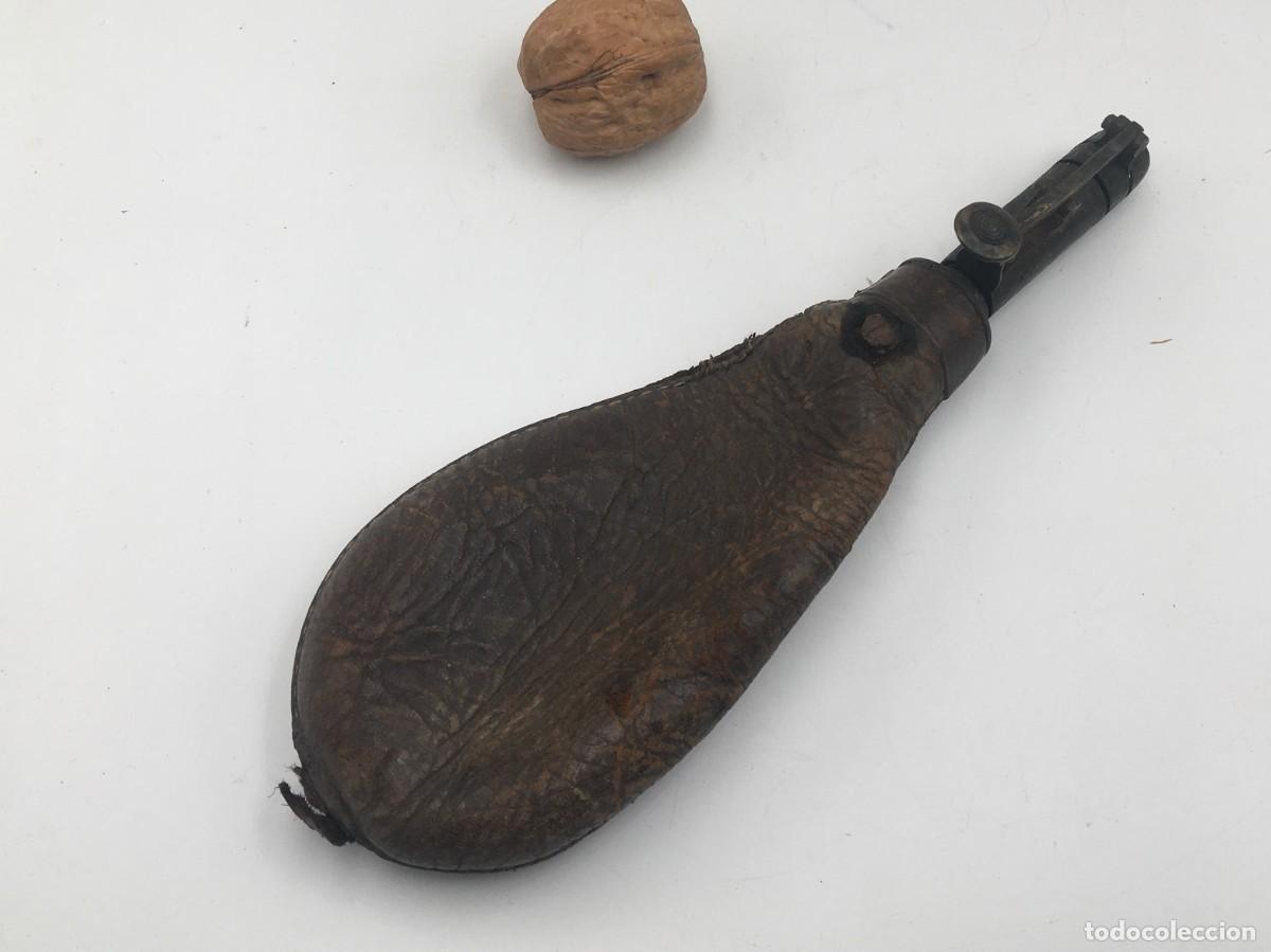 Militaria: Petaca polvorea de cuero - Foto 1