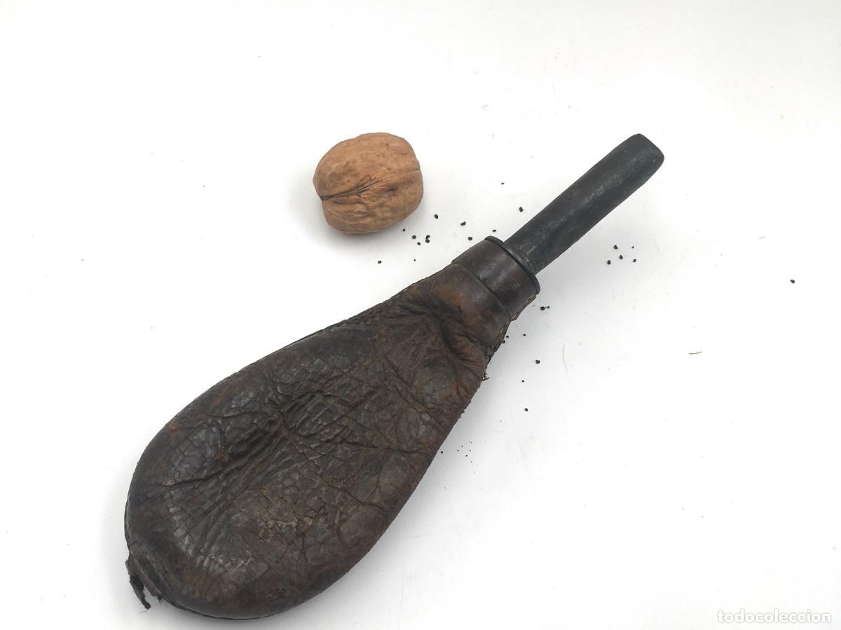 Militaria: Petaca polvorea de cuero - Foto 2