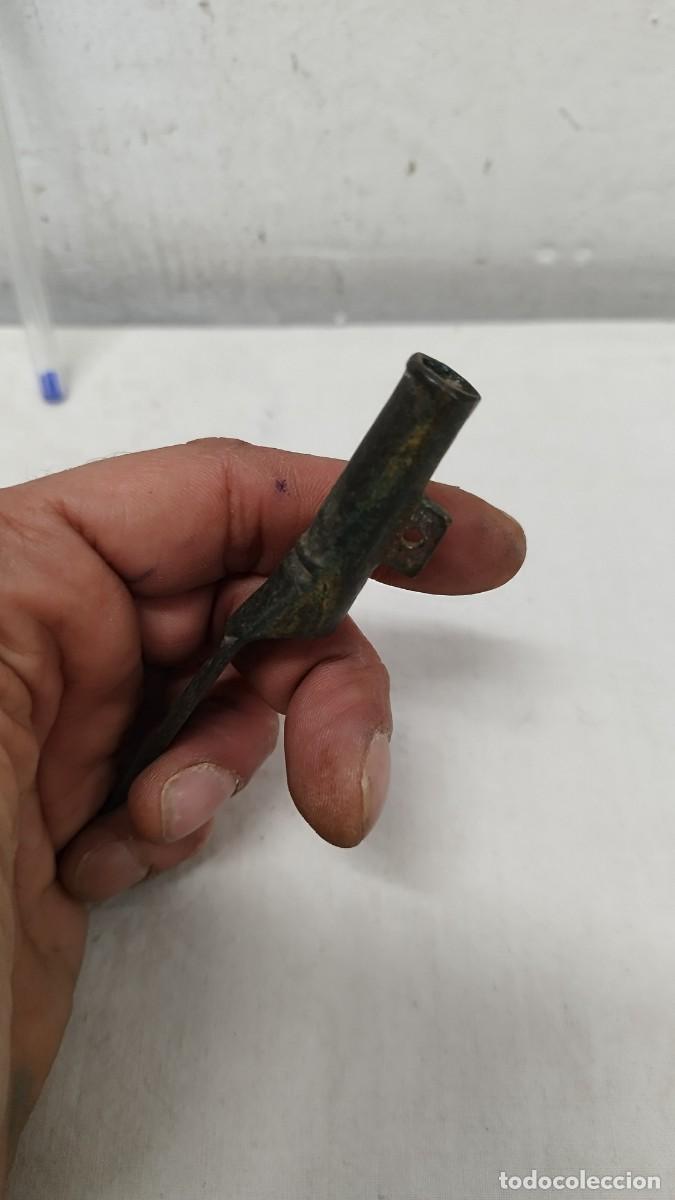 Militaria: Antiguo complemento de arma,de Siglo XVIII a identificar.En bronce - Foto 5