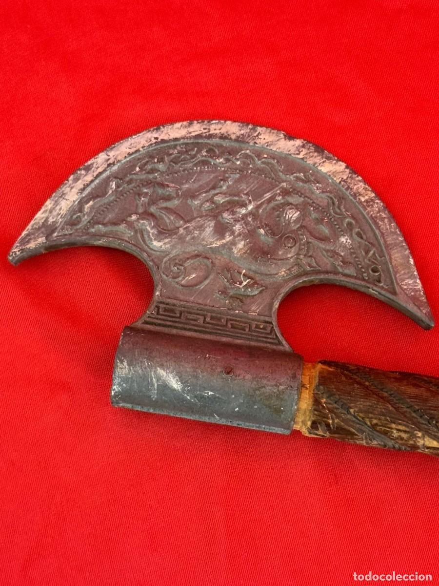 Militaria: Hacha labrada con mango de madera - Foto 1