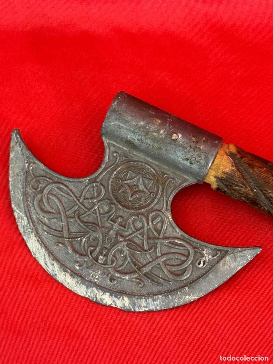 Militaria: Hacha labrada con mango de madera - Foto 2