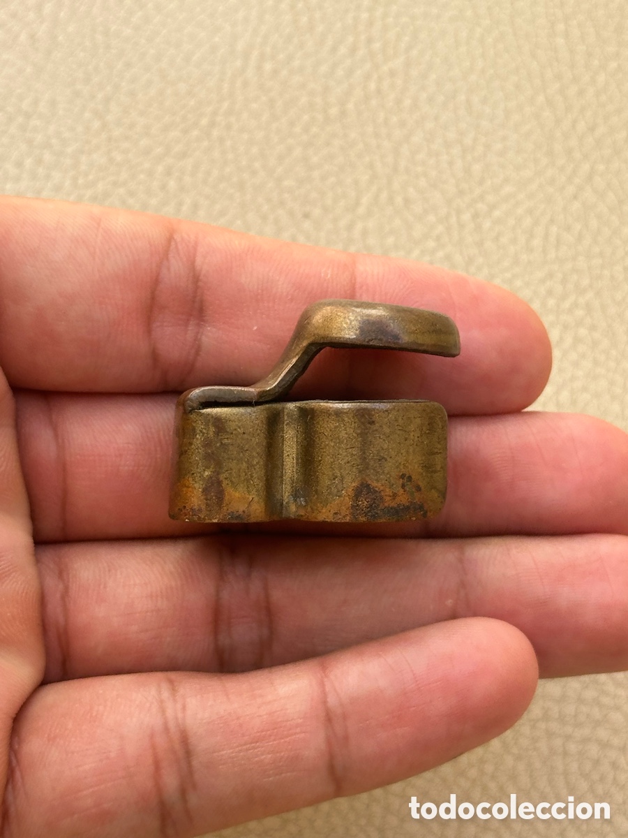 Militaria: ANTIGUO TAPABOCAS CUBREPUNTO DE LATON GUERRA CIVIL