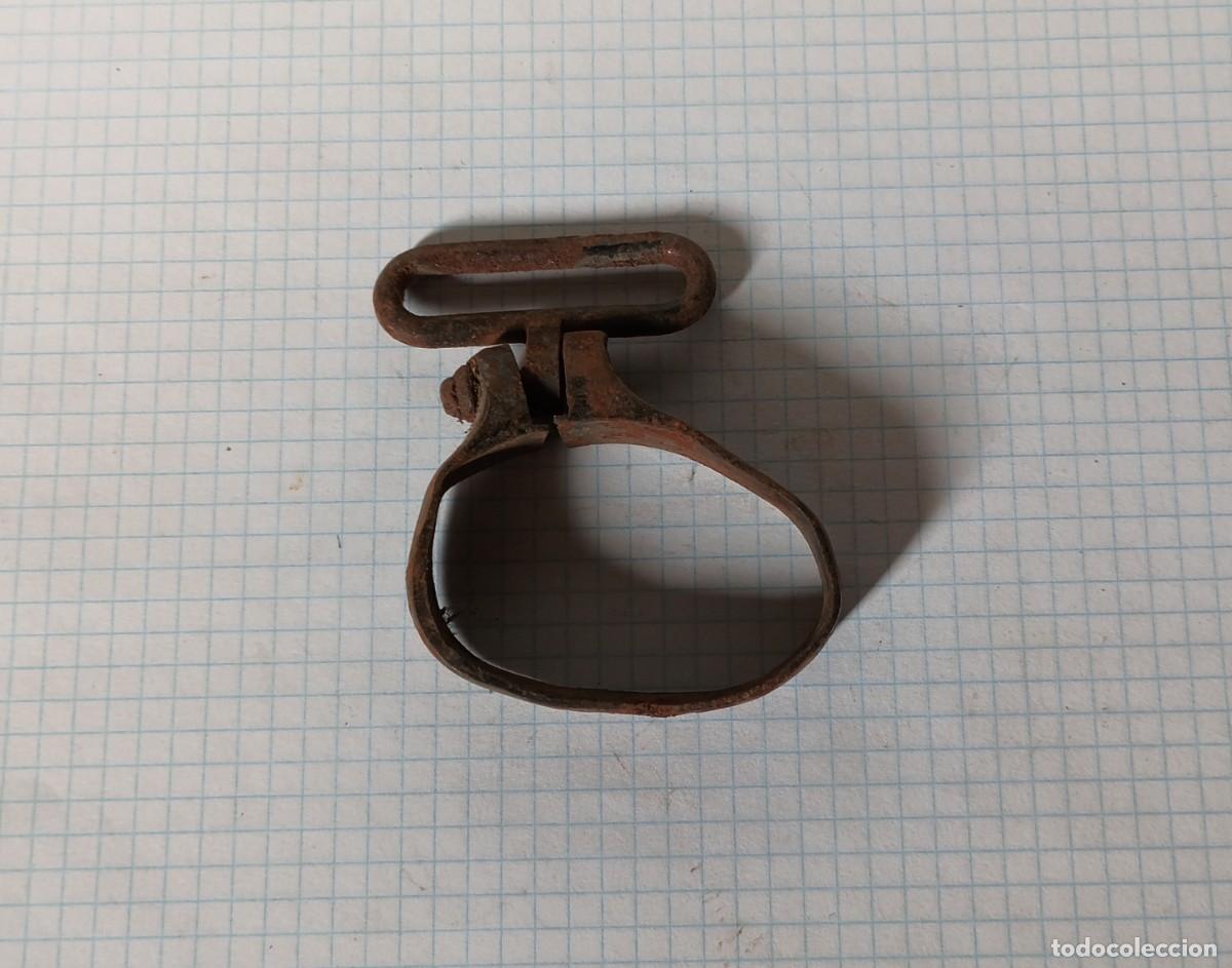 Militaria: Abrazadera de fusial - Foto 1