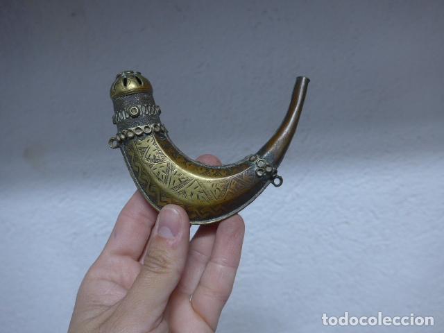 Militaria: Antigua polvorera arabe de caza o militar, a identificar.