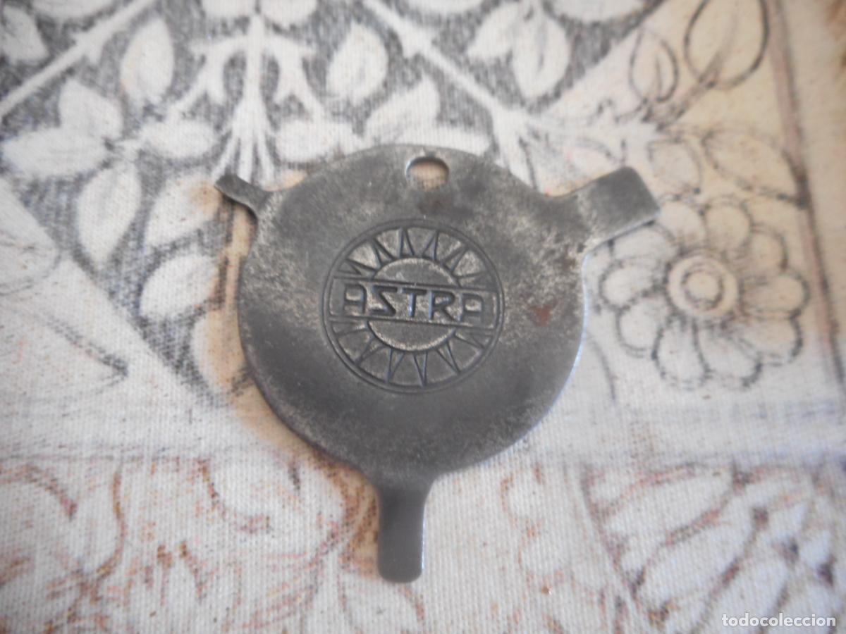 Militaria: lote de feminelas aceiteras y llaves MIRAR FOTOS CAJA + BAQUETA