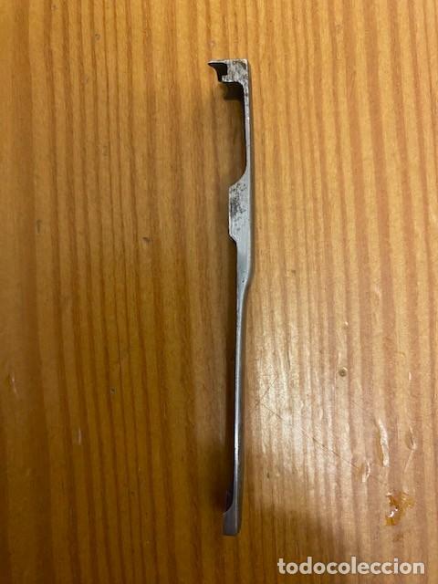 Militaria: U&ntilde;a Extractora Mauser Oviedo o Tercerola