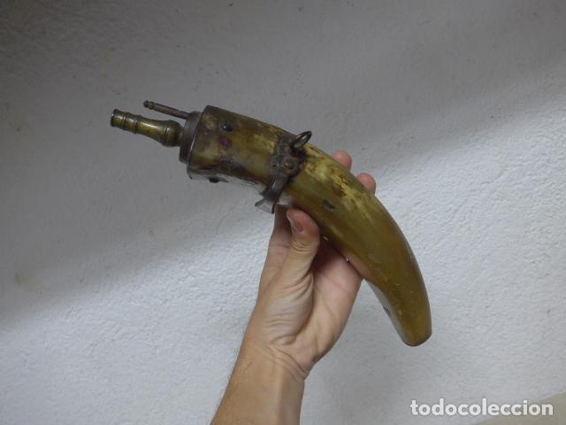 Militaria: Antigua polvorera militar o de caza, original de siglo XVIII o XIX, original