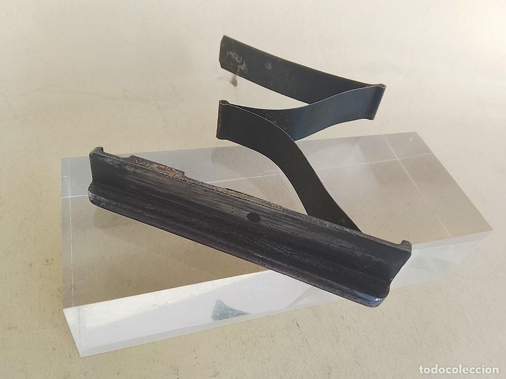 Militaria: TEJA ELEVADORA Y MUELLE DE FLEJE DEL MOSQUET&Oacute;N MAUSER 1916