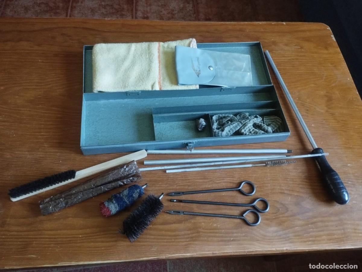 Militaria: Estuche con kit de limpieza PARSA, dise&ntilde;ado para el mantenimiento de armas de fuego