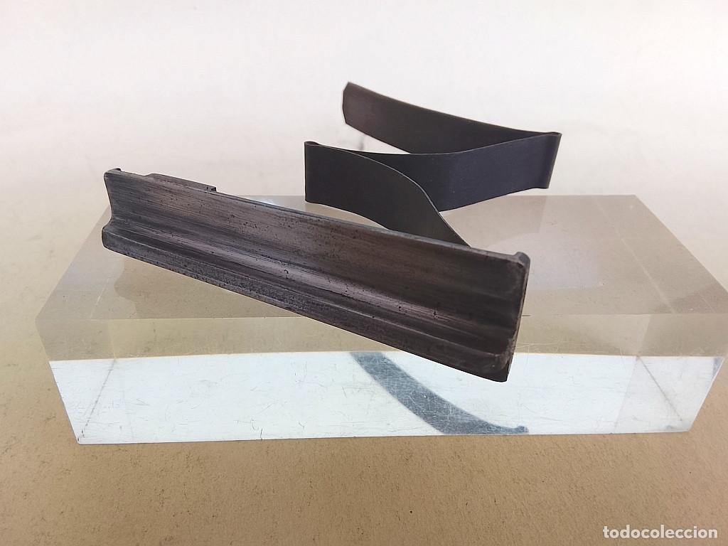 Militaria: TEJA ELEVADORA Y MUELLE DE FLEJE DEL MOSQUET&Oacute;N MAUSER 1916 - Foto 1