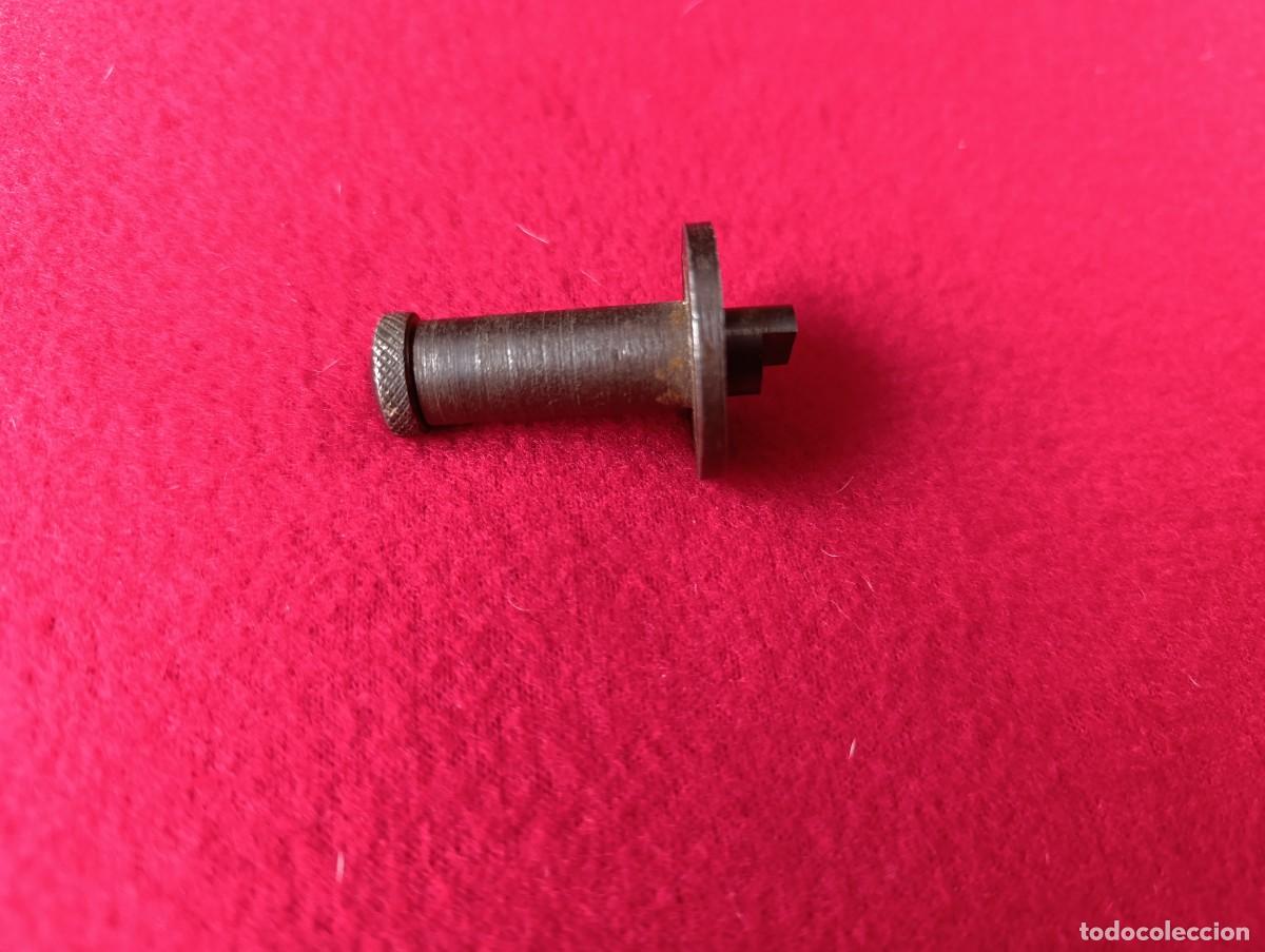 Militaria: seguro de inercia subfusil coru&ntilde;a