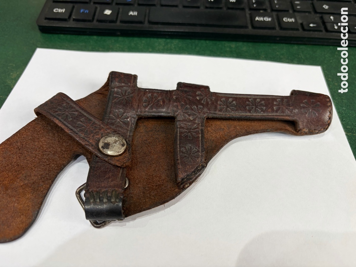 Militaria: Antigua Pistolera para revolver repujada - 19 x 9 cm